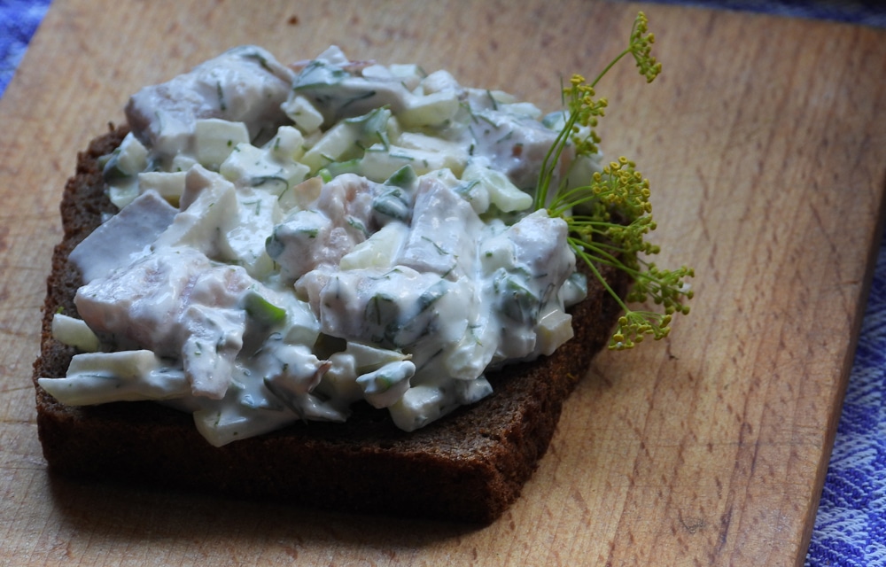 Borodinski Brot mit Matjessalat