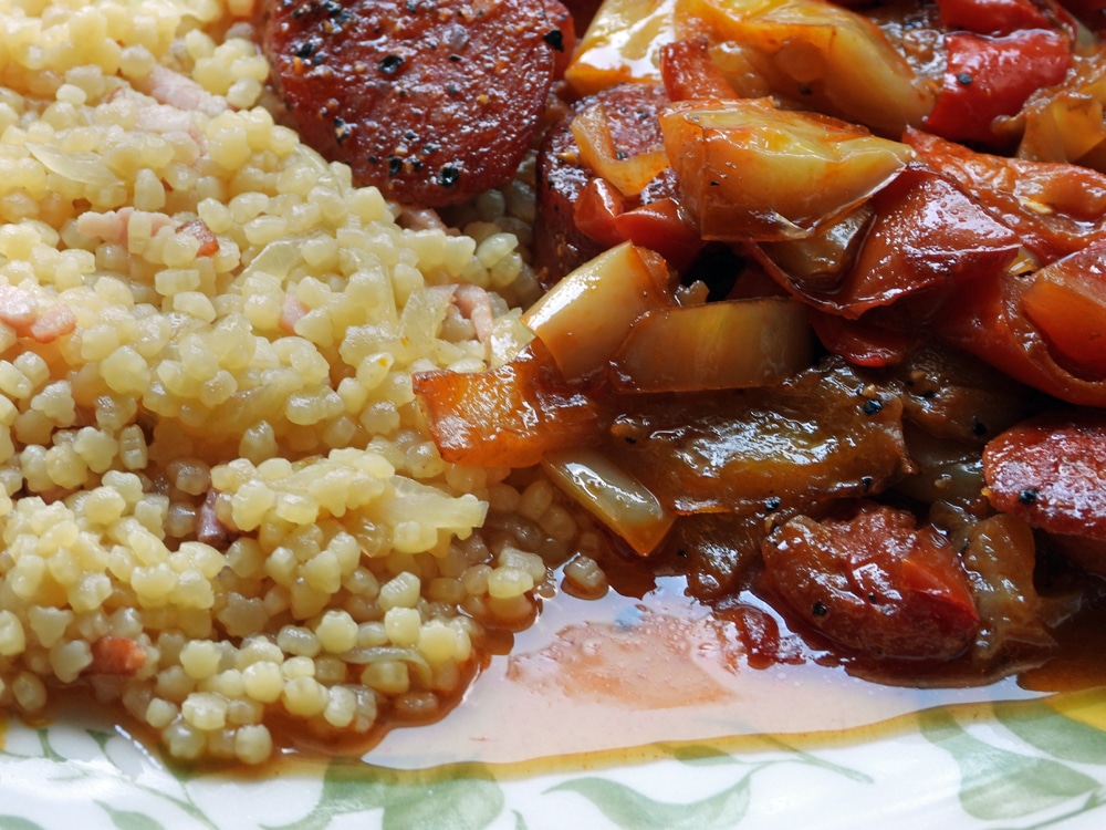 Lecso mit Eiergraupen und Kolbacs