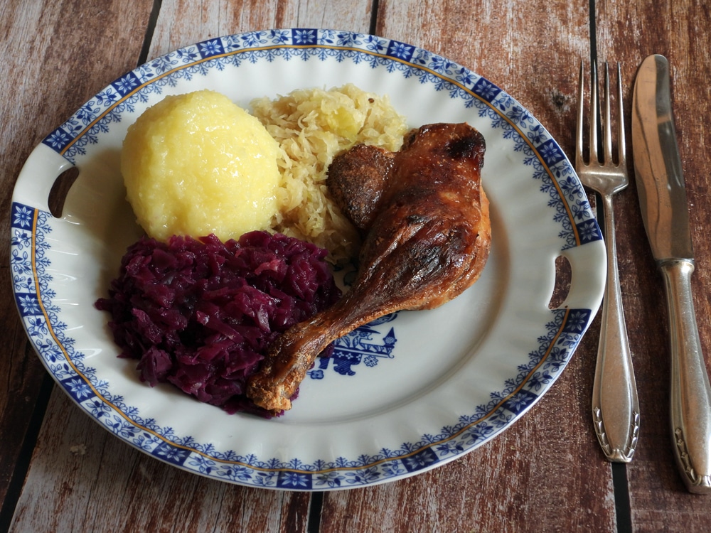 Wenzelsente mit Blaukraut, Kloß und Sauerkraut